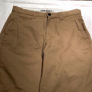 Old Navy Men’s khaki lightweight cotton flat front shorts . Size 32.